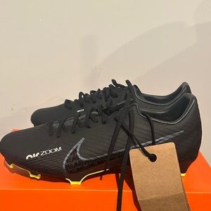 Nike Zoom Vapor 15 Academy FG/MG in Black and Dark Gray